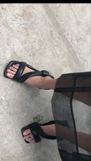 Bella Hadid feet photo thumbnail