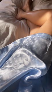 Bella Hadid feet photo thumbnail
