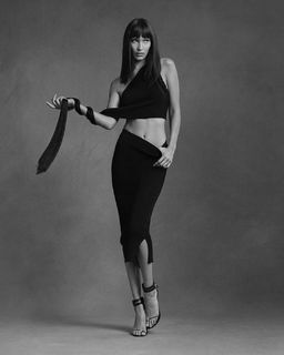 Bella Hadid feet photo thumbnail