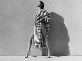 Bella Hadid feet photo thumbnail