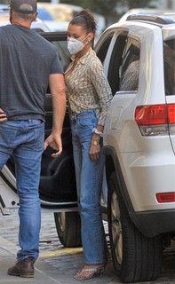 Bella Hadid feet photo thumbnail
