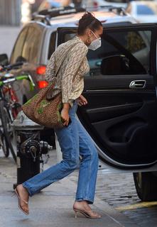 Bella Hadid feet photo thumbnail