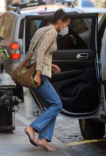 Bella Hadid feet photo thumbnail