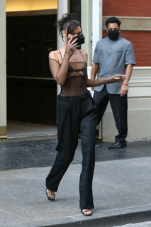 Bella Hadid feet photo thumbnail
