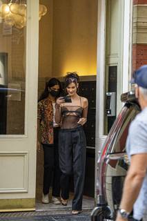 Bella Hadid feet photo thumbnail