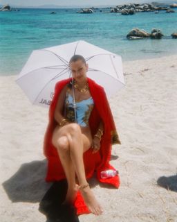 Bella Hadid feet photo thumbnail