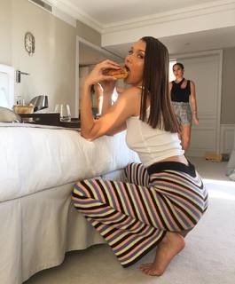 Bella Hadid feet photo thumbnail
