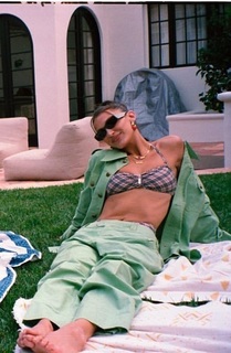 Bella Hadid feet photo thumbnail