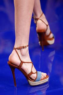 Bella Hadid feet photo thumbnail