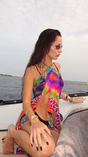 Bella Hadid feet photo thumbnail