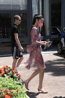 Bella Hadid feet photo thumbnail