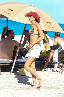 Bella Hadid feet photo thumbnail