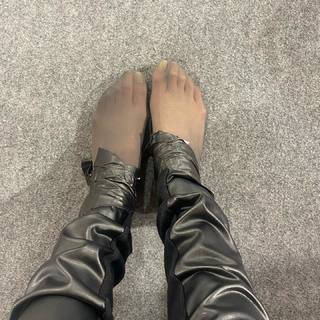 Bella Hadid feet photo thumbnail