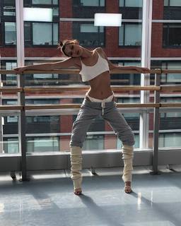Bella Hadid feet photo thumbnail