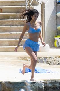 Bella Hadid feet photo thumbnail