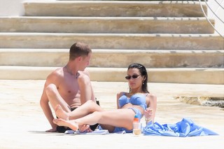 Bella Hadid feet photo thumbnail