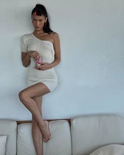 Bella Hadid feet photo thumbnail