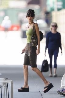 Bella Hadid feet photo thumbnail