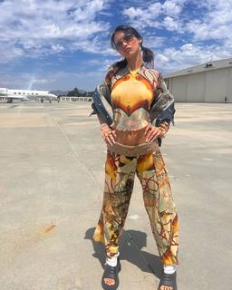 Bella Hadid feet photo thumbnail