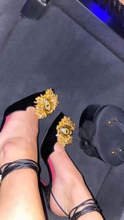 Bella Hadid feet photo thumbnail