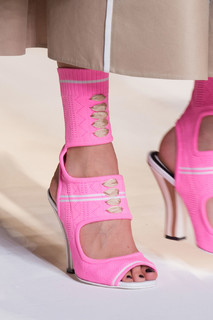 Bella Hadid feet photo thumbnail