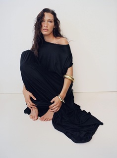 Bella Hadid feet photo thumbnail