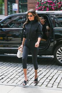 Bella Hadid feet photo thumbnail