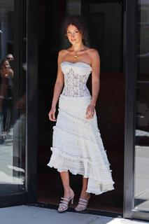 Bella Hadid feet photo thumbnail