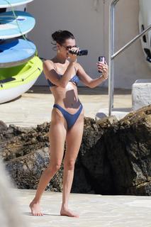 Bella Hadid feet photo thumbnail