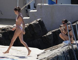 Bella Hadid feet photo thumbnail