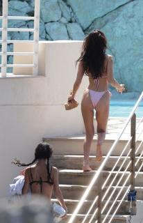 Bella Hadid feet photo thumbnail
