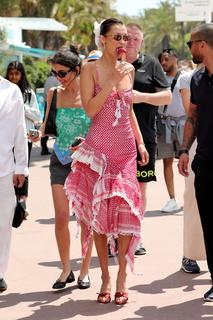 Bella Hadid feet photo thumbnail