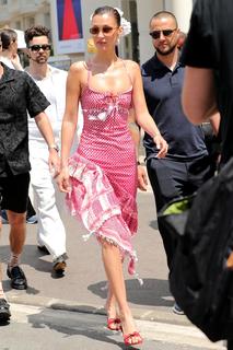 Bella Hadid feet photo thumbnail