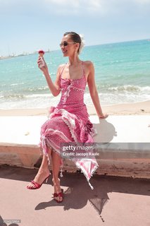 Bella Hadid feet photo thumbnail