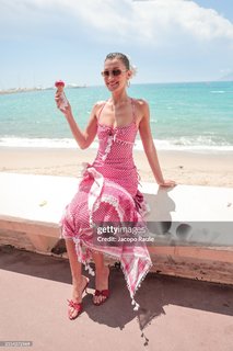 Bella Hadid feet photo thumbnail