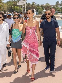 Bella Hadid feet photo thumbnail