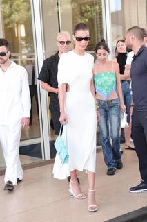 Bella Hadid feet photo thumbnail