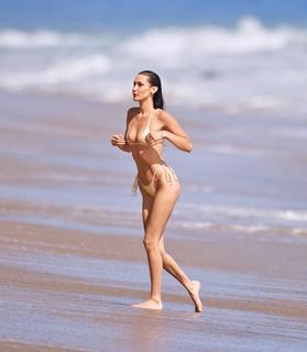 Bella Hadid feet photo thumbnail
