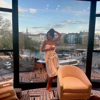 Bella Hadid feet photo thumbnail