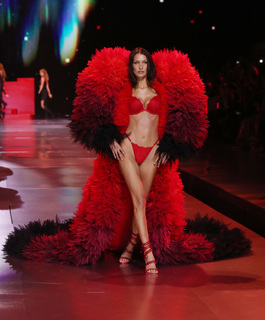 Bella Hadid feet photo thumbnail