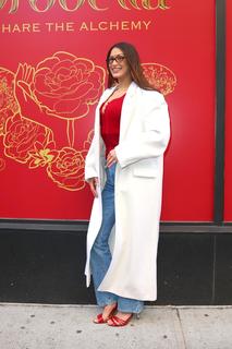 Bella Hadid feet photo thumbnail