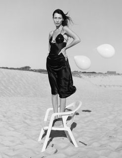 Bella Hadid feet photo thumbnail