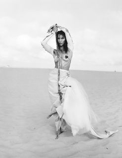 Bella Hadid feet photo thumbnail