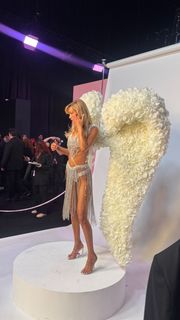 Bella Hadid feet photo thumbnail