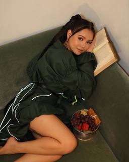 Bella Poarch feet photo thumbnail
