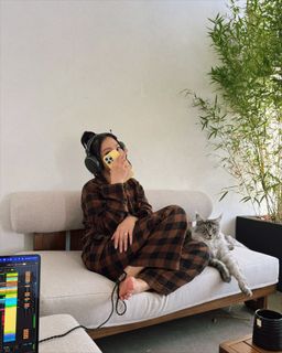 Bella Poarch feet photo thumbnail