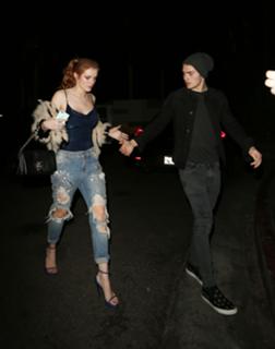 Bella Thorne feet photo thumbnail