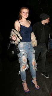 Bella Thorne feet photo thumbnail