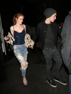 Bella Thorne feet photo thumbnail