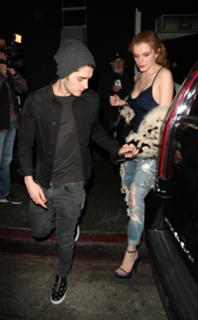 Bella Thorne feet photo thumbnail